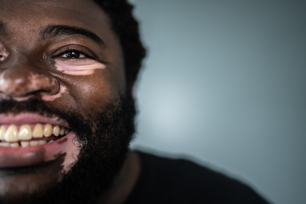 一个中年男子的半脸肖像图片下载