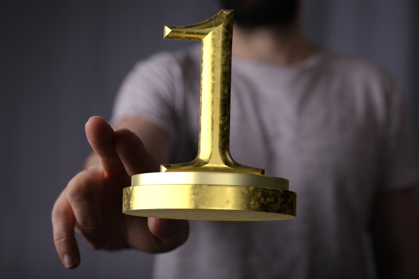 3D渲染的第一名奖杯与真实的人在背景图片下载