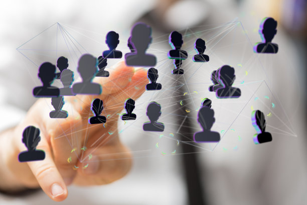 男主的手指着一张说明商务人士的网络团队剪影图片下载