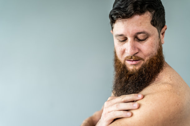 中年成年男子，双手放在肩膀上，灰色背景图片下载