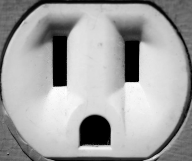 一个典型的插座的灰度特写镜头，看起来像一张惊恐的脸图片下载