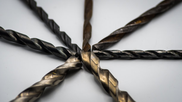 白底上七个钻头的特写镜头图片下载