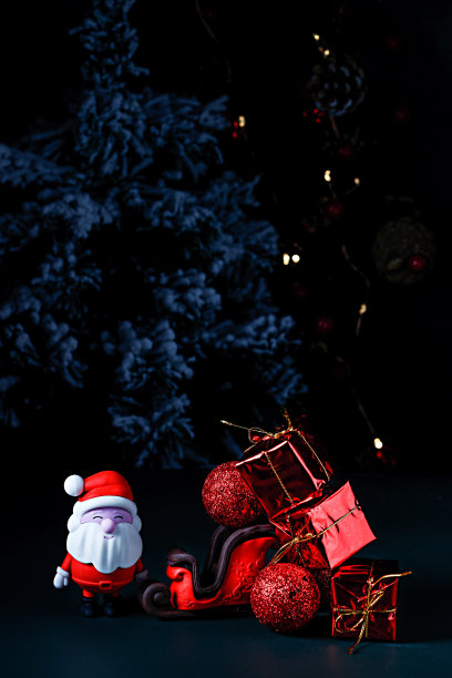 垂直拍摄圣诞老人的雪橇和礼物在圣诞树的背景图片下载