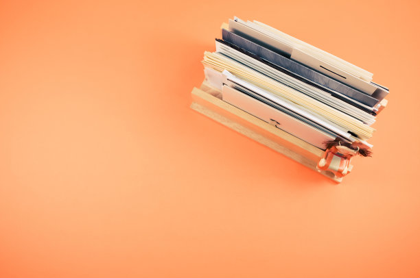 顶部视图填充文件在一个木架子上孤立的橙色背景图片下载