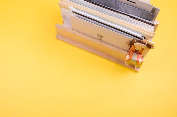 顶部视图的填充文件在一个木架子上孤立的黄色背景图片下载