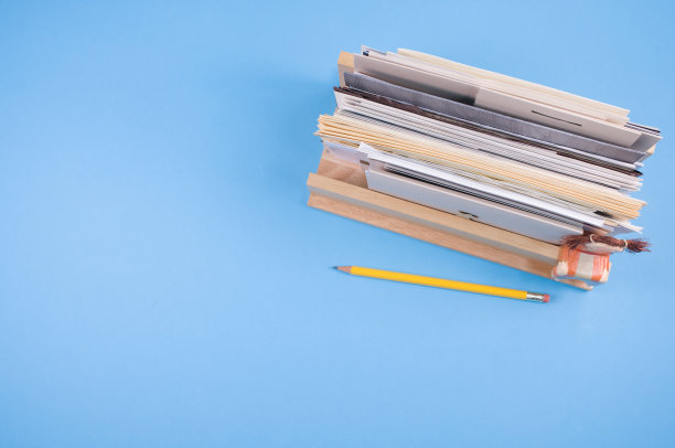 顶部视图填充文件在一个木制架子上与铅笔隔离在蓝色背景图片下载