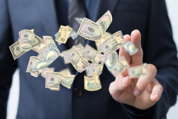 欧元硬币跌落纸币。欧洲货币上的白人隔离背景图片下载