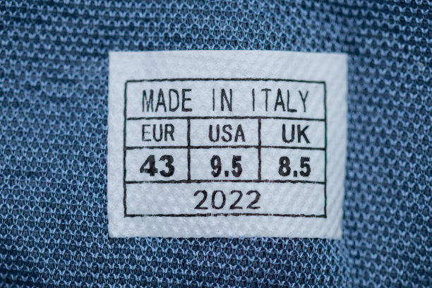 运动鞋上的标签显示国家、价格和尺码图片下载