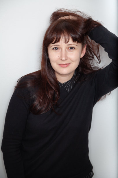 年轻漂亮的黑发女人抚摸着她的头发图片下载