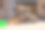 可爱的小狗在公寓里玩咀嚼玩具图片下载