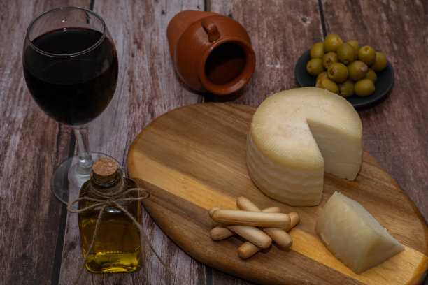 腌奶酪配红酒和橄榄图片下载
