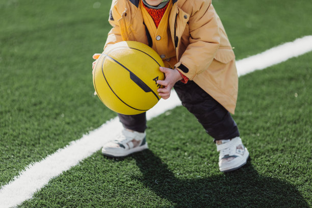 打篮球的男孩图片下载