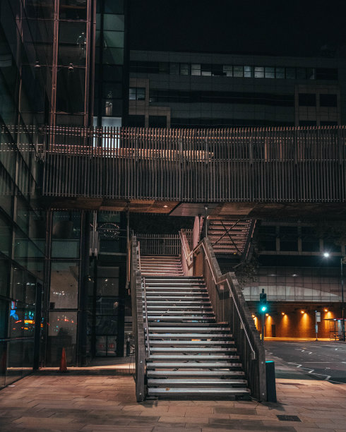 垂直镜头的现代办公大楼的楼梯周围的灯在ni图片下载