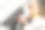 一个非常快乐的女人在车里拿着一个存钱罐。图片下载