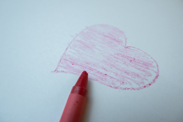 选择性聚焦在用彩色铅笔手绘的爱情符号上，柔焦图片下载