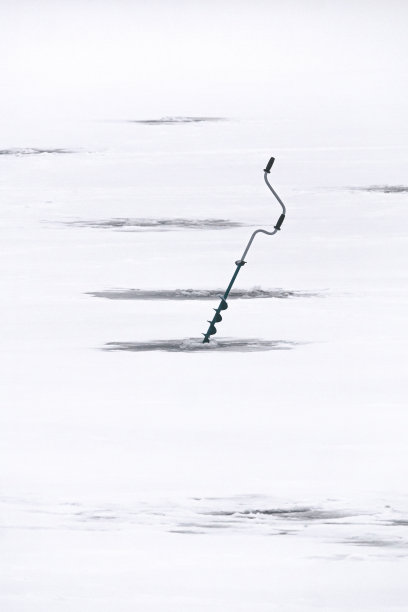 冬季钓鱼用的冰螺图片下载