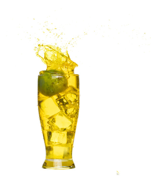 将青柠汁洒在冰块杯中，将青柠汁洒在黄色的液态水中。青柠汁在空气中飞溅。白色背景隔离高速快门，冻结动作图片下载