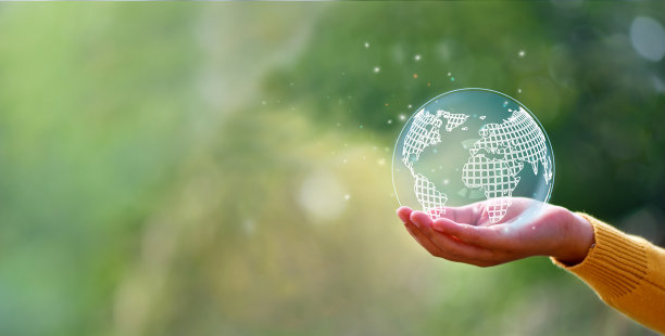清晨手握大地，生态环境可持续理念。图片下载