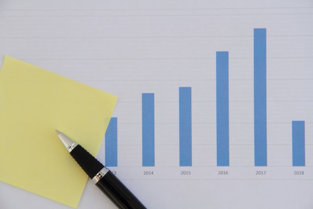 一个空白字条和一支笔的统计数据图片下载