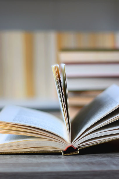 书籍，眼镜，电子阅读器和书架图片下载