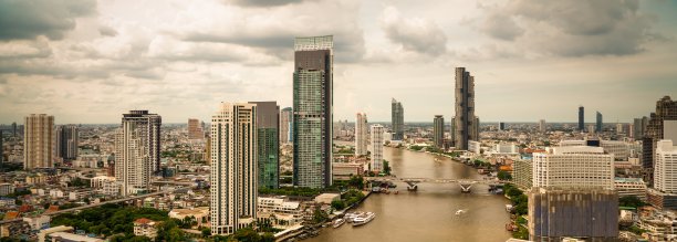 美丽的日落城市景观和大都市中心的高层建筑。市中心商业区全景。图片下载