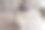 黑色的电脑鼠标和一台钢制薄笔记本电脑放在灰色的阁楼沙发上。远程工作和在家上网的概念。没有人。图片下载