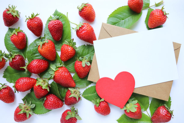 新鲜草莓和红心图片下载