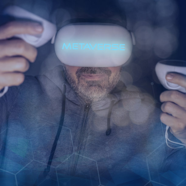 一名男子戴着虚拟现实头盔，与虚拟现实互动。元宇宙，数字世界的概念图片下载