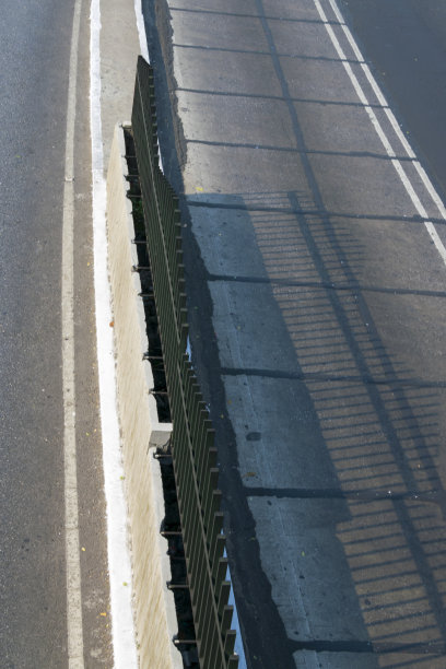 危地马拉市区铺设和设有路标的街道。图片下载