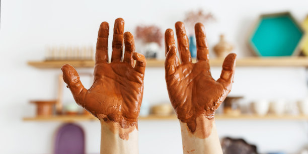 一个陶工专家，在他的实验室里。工匠用自己的双手创造出艺术品。概念:体验，艺术，传统，粘土。图片下载