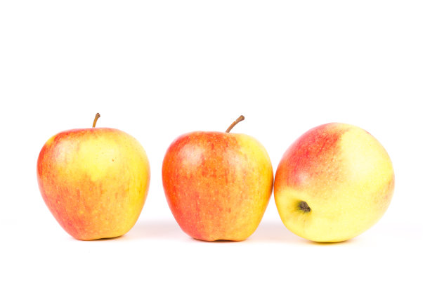 特写镜头:三个新鲜的苹果被隔离在白色背景上图片下载