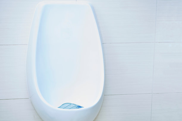 厕所白色瓷砖墙上的白色男性小便池图片下载