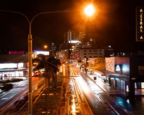 雨夜安静的街道上的美丽景色图片下载