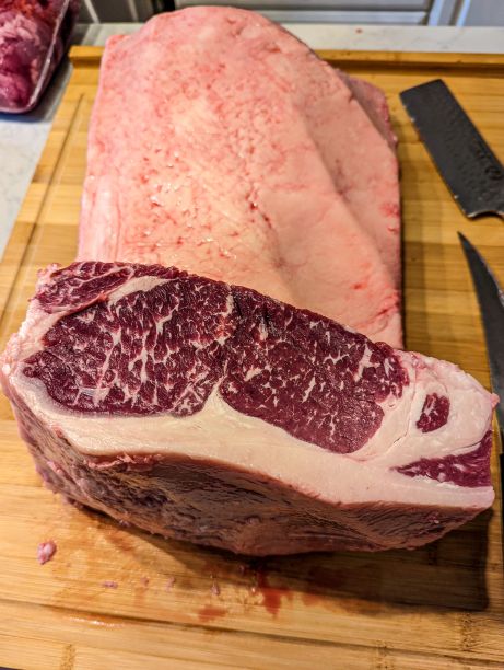 一顿饭用的木板上的新鲜上等肋眼特写图片下载