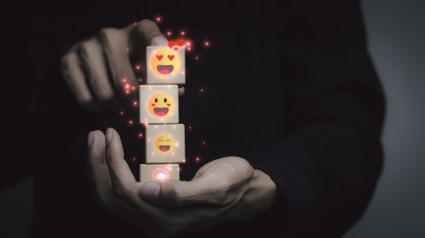 代表爱、温暖的图标，发送给爱人或家人，在笔记本电脑上与社交媒体互动，留言、电子邮件、评论、捧心、网络数字营销。图片下载