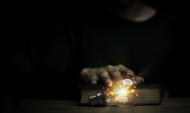 商人拿着灯泡，有创意的新想法。创新、头脑风暴、解决方案和灵感概念。想象力，创造性思维解决问题。图片下载