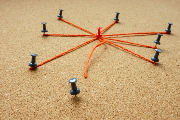 由一根绳子和一根分开连接的别针。解雇员工的概念。图片下载