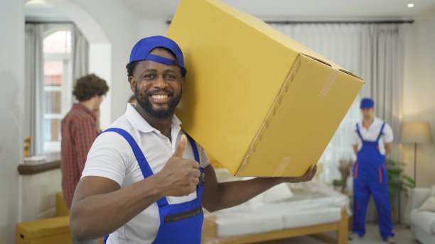 员工团队为客户搬家，送箱子，有制服。船舶包装业务职业服务公司。人们的生活方式图片下载