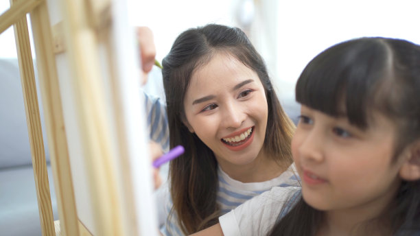 一个亚洲学生的肖像，孩子女孩和老师学习，学习艺术绘画，在学校画画。课堂教育。人们的生活方式图片下载