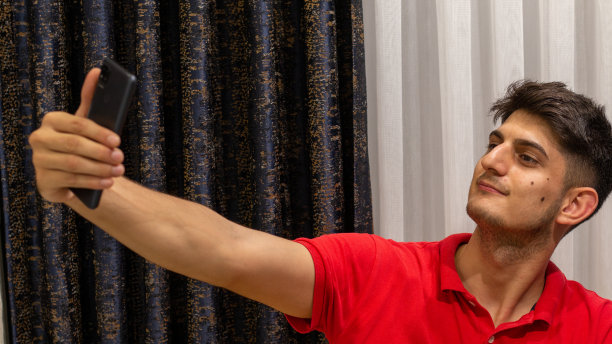 男子微笑着自拍图片下载