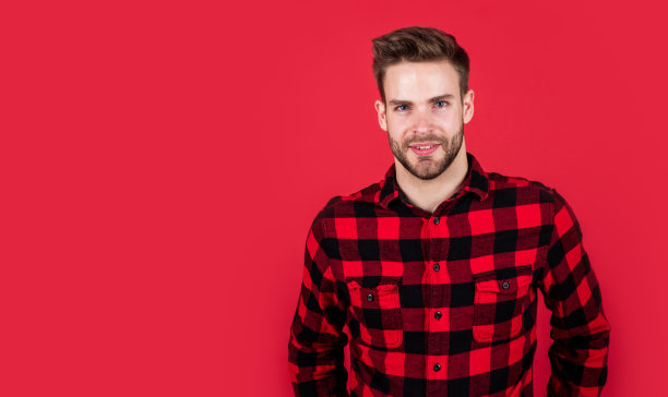 男性理发师和理发店。男性美容趋势。有性感鬃毛的大胡子男人。面部毛发皮肤护理。英俊的男人穿格子衬衫。不刮胡子的休闲男。副本的空间。牛仔服装图片下载