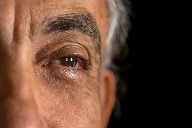 特写63岁老人的肖像，眼睛集中图片下载