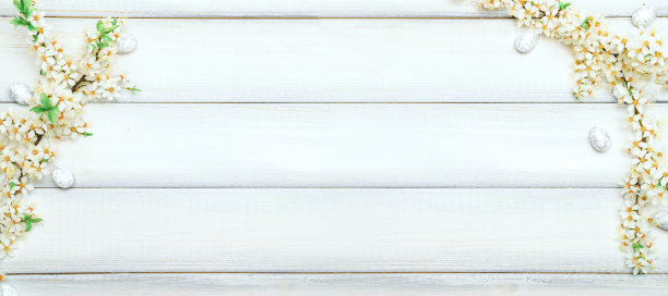 复活节彩蛋木横幅。四月花自然，白色快乐彩蛋上的木头春天背景。复活节图案与文本的地方。图片下载