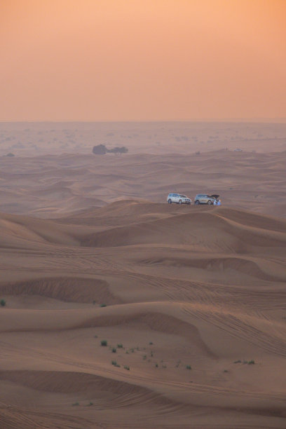 4x4冲沙是阿拉伯沙漠的热门运动图片下载