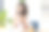 迷人的亚洲女性在办公室使用手机短信和智能手机通话。图片下载