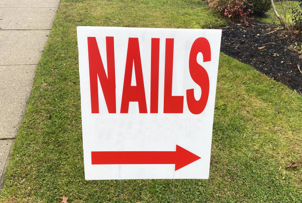 钉子在路边用红色箭头标记图片下载