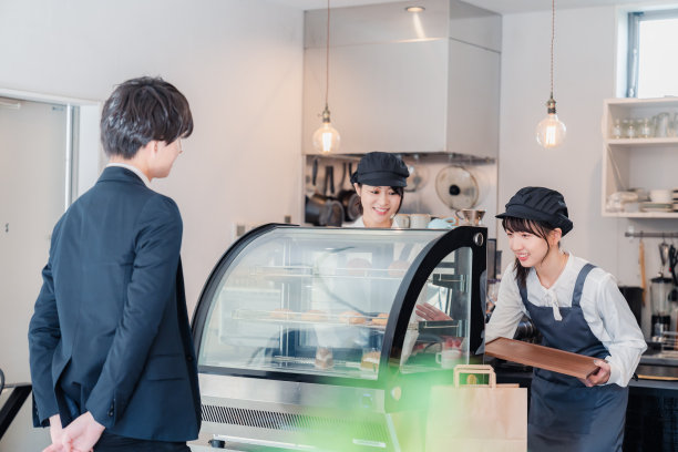 商人在蛋糕店快乐地购物图片下载