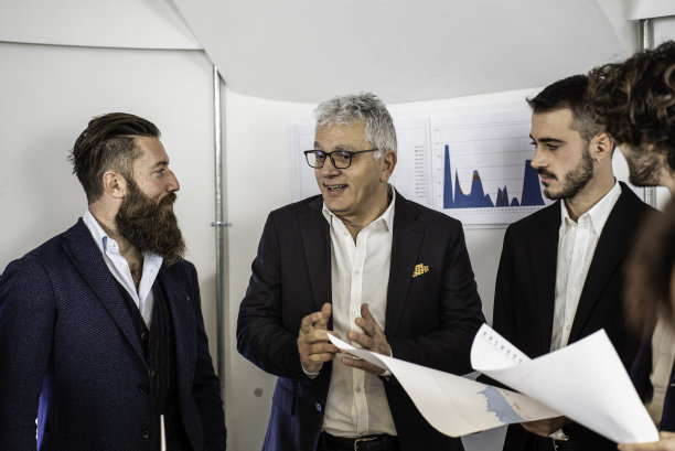 老年商人向同事解释在现代办公室中实现公司目标所必需的指令-明亮过滤器，专注于老年商人的面部图片下载