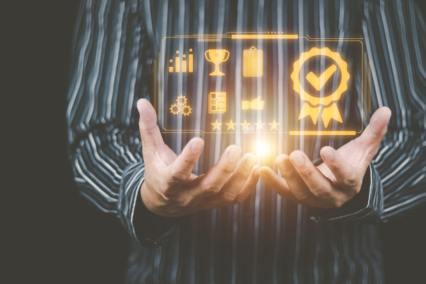 质量和服务保证理念，男人的双手都指向质量和服务保证标志。为客户建立信心图片下载