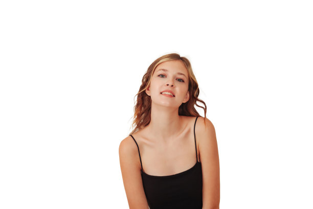 微笑的少女模特肖像在黑色优雅的连衣裙孤立的白色背景，看着相机。时尚少女在工作室拍摄。时尚风格概念。复制广告的文本空间图片下载